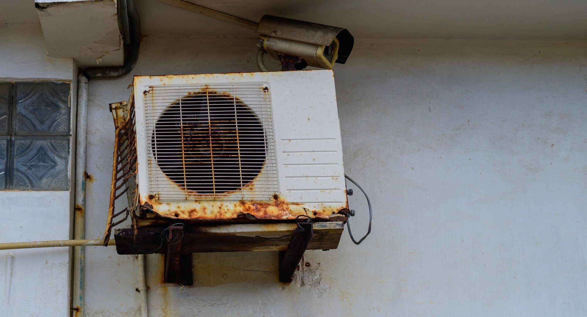 rust-air-conditioner-machine-outdoor-unit-mounted-QWHAHD3